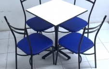 ชุดโต๊ะอาหาร 1 ชุดประกอบด้วยโต๊ะ 1ตัว เก้าอี้ 4 ตัว