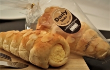 “Daily Bake”  แนะนำขนมปังไส้ครีมฮอร์นรสนม